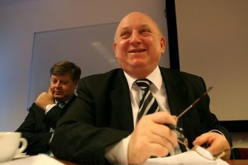 Szef SLD Józef Oleksy i minister obrony narodowej Jerzy Szmajdziński