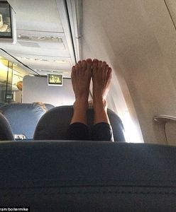 Nowy problem na pokładach wszystkich linii lotniczych. Pasażerów atakują… nagie stopy!