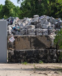 Zwieźli im do wsi nielegalne śmieci z Niemiec. "Smród, robaki i możliwe skażenie wody"