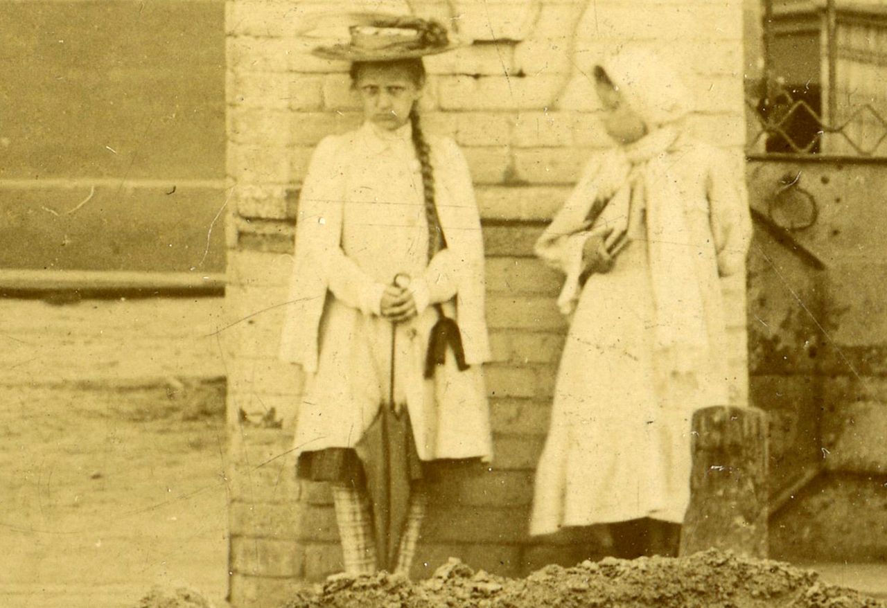 Rozwiązują stuletnią zagadkę. Tajemnicza dziewczynka ze zdjęć