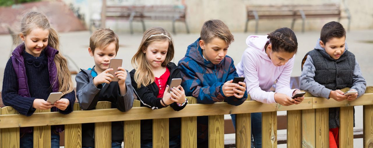 Dzieci od słodyczy wolą smartfony. Raport nie pozostawia złudzeń