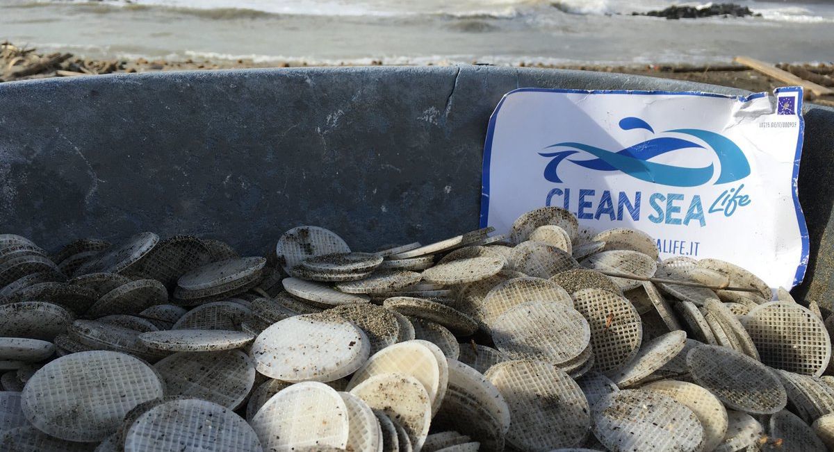 Popularne plaże toną w śmieciach. Morze wyrzuciło setki tysięcy plastikowych krążków 