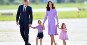 Księżna Kate i książę William z dziećmi latają tanimi liniami! Jeden z pasażerów nagrał ich ukradkiem! [WIDEO]