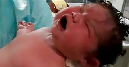 Dagestan: 42-latka urodziła olbrzymie dziecko