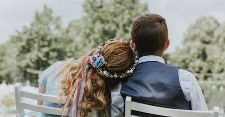 Rodzice zmusili 6-letnie bliźnięta do ślubu. "W poprzednim życiu były kochankami"