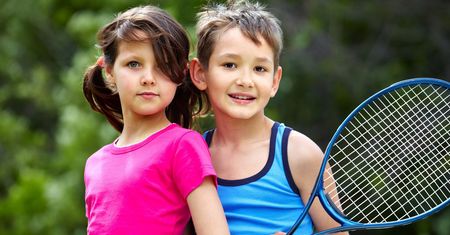Bawi i rozwija. 8 powodów, dla których tenis jest idealnym sportem dla dziecka