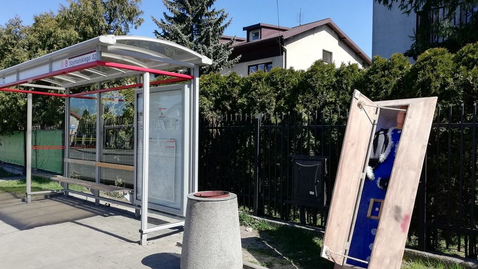 Trumna, którą ZOM znalazł obok przystanku w Warszawie