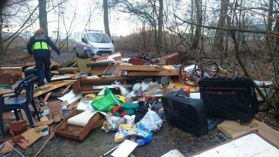 Straż miejska podczas patrolu natknęła się na wielkogabarytowe śmieci