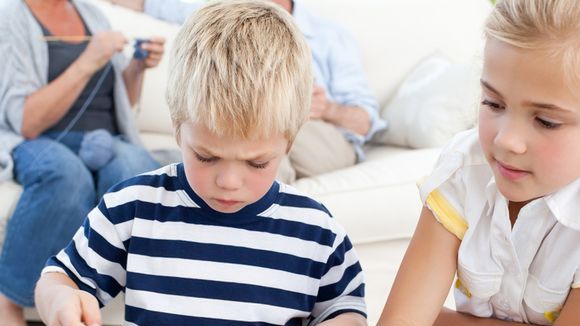 Do uniwersalnych zabawek odpowiednich dla dwulatków i trzylatków należą m.in. klocki, puzzle i chodziki
