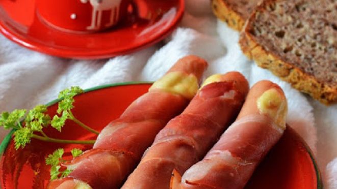 Parówki zapiekane z serem i szynką