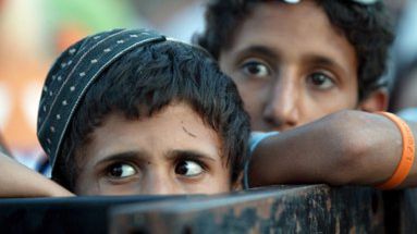 Izraelscy chłopcy obserwują przebieg manifestacji