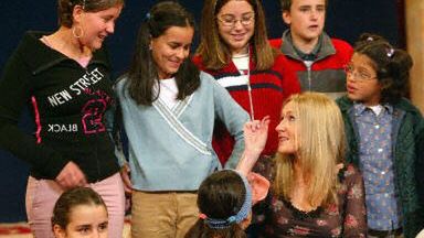 Sławna pisarka w otoczeniu fanów