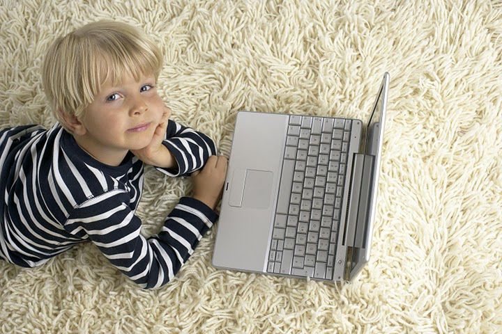 Dziecko przed laptopem 