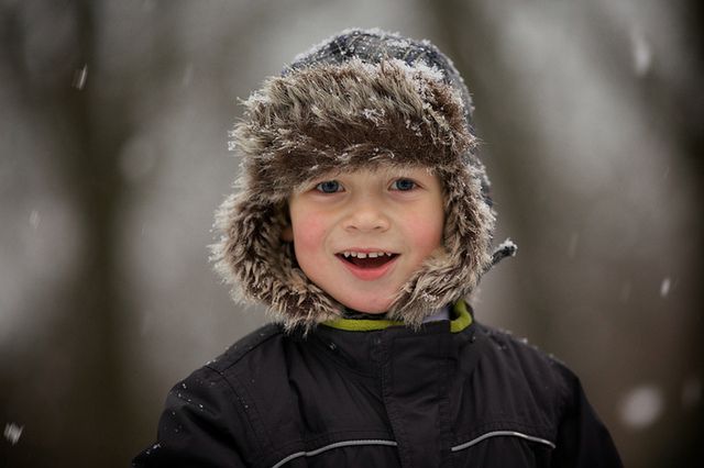 Chłopiec bawiący się na śniegu 