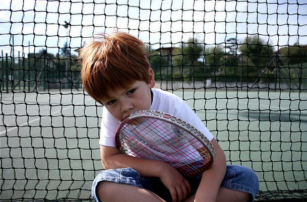 Dziecko na treningu tenisa 