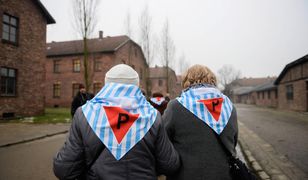 "Do Muzeum Auschwitz nie wolno wnosić polskiej flagi". Prawicowy fake news wywołał antysemicką burzę