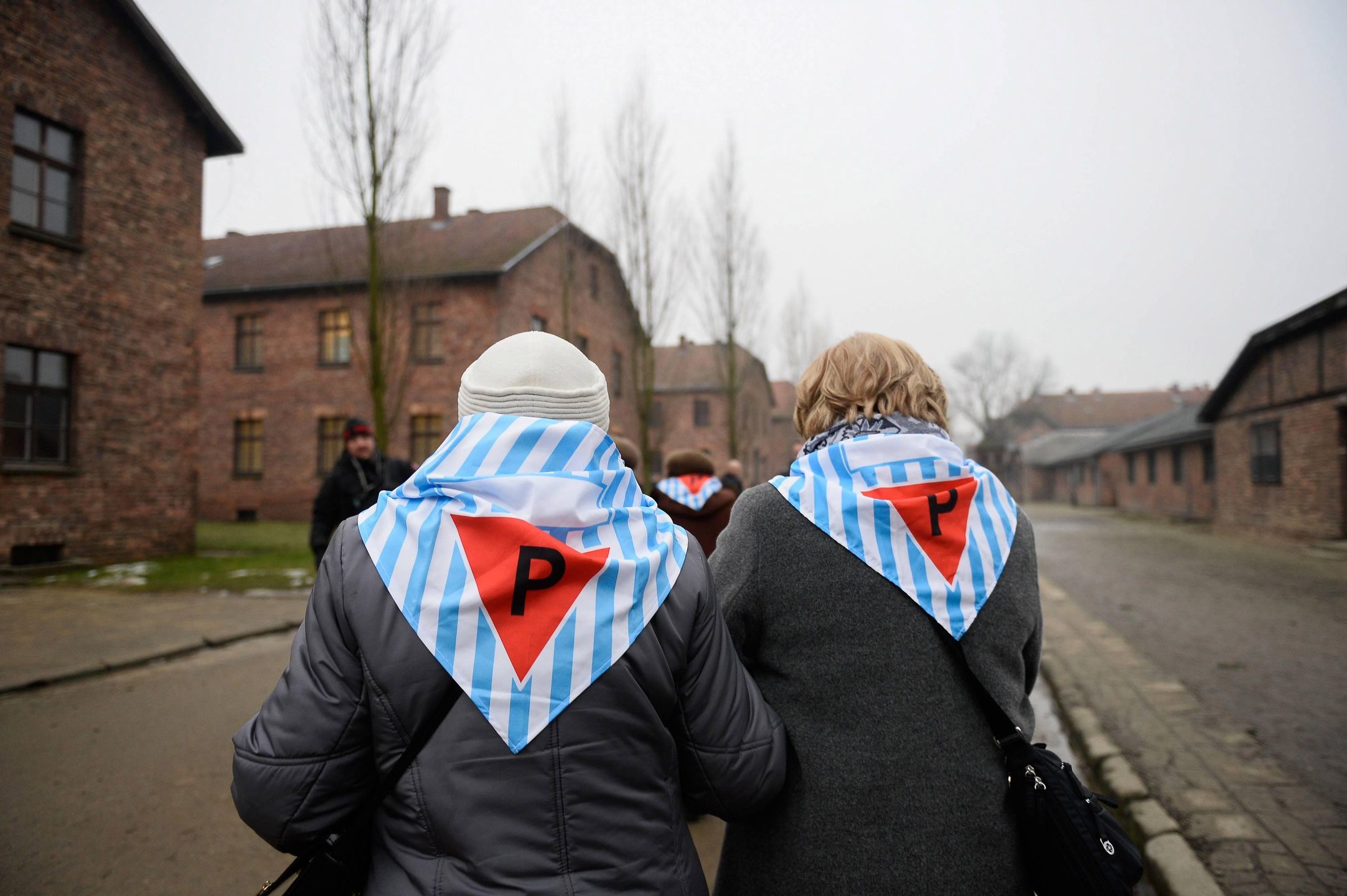 W sieci trwa antysemicka burza z powodu nieprawdziwych informacji na temat zakazu wnoszenia polskiej flagi ja teren Muzeum Auschwitz.