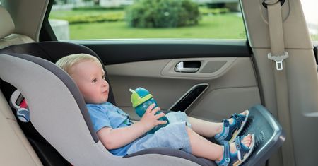 Stop zwisającym nogom w aucie
