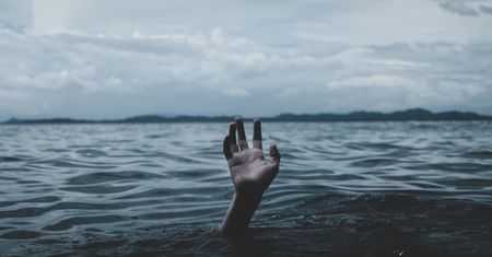 "Pomyślałam, że to koniec, że umrę i poczułam potworne osamotnienie". Tak wyglądają ostatnie chwile, przed utonięciem