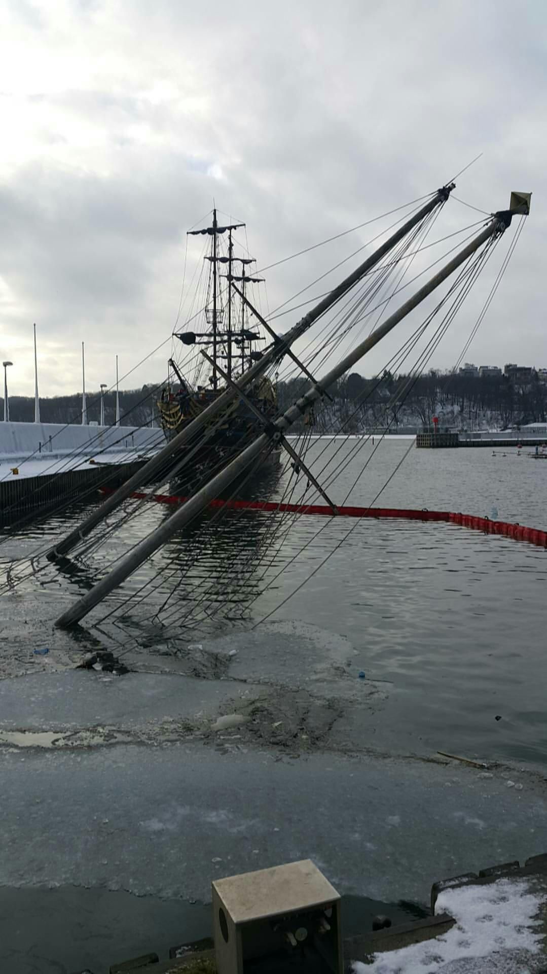 Zatonął jacht żaglowy w marinie w Gdyni