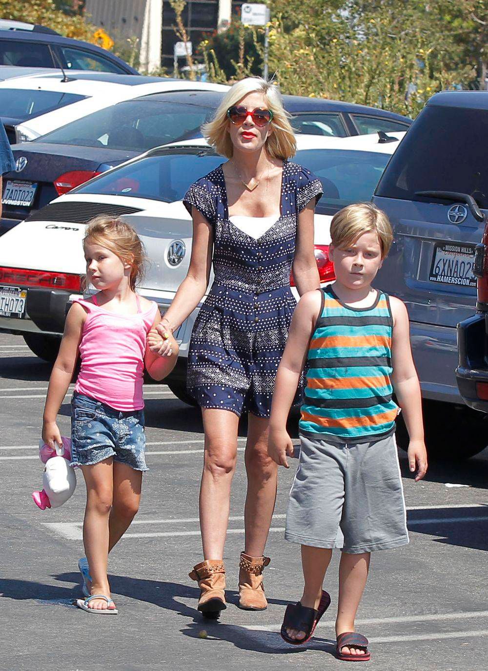 10.AUGUST.2014 - LOS ANGELES - USA

AMERICAN ACTRESS TORI SPELLING AND ACTOR HUSBAND DEAN MCDERMOTT TAKE THEIR CHILDREN TO THE FARMER'S MARKET IN LOS ANGELES

BYLINE MUST READ:  XPOSUREPHOTOS.COM

**NOT AVAILABLE FOR GERMANY, AUSTRIA, FRANCE OR SWITZERLAND**

***UK CLIENTS - PICTURES CONTAINING CHILDREN PLEASE PIXELATE FACE PRIOR TO PUBLICATION ***

**UK AND USA CLIENTS MUST CALL PRIOR TO TV OR ONLINE USAGE PLEASE TELEPHONE 0208 344 2007*