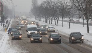 Zimowe pułapki czyhają na kierowców. Zobacz, za co możesz dostać mandat