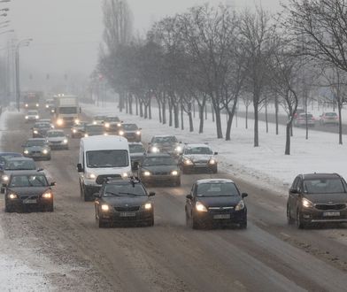 Zimowe pułapki czyhają na kierowców. Zobacz, za co możesz dostać mandat