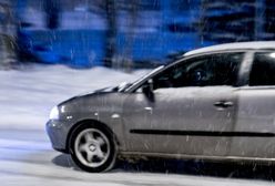 Lód z dachu ciężarówki spadł na jadące auto. Pasażerka jest w szpitalu