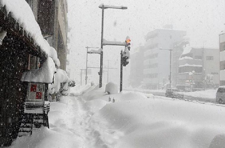 Tysiąc samochodów ugrzęzło w śniegu. Armia na pomoc uwięzionym Japończykom