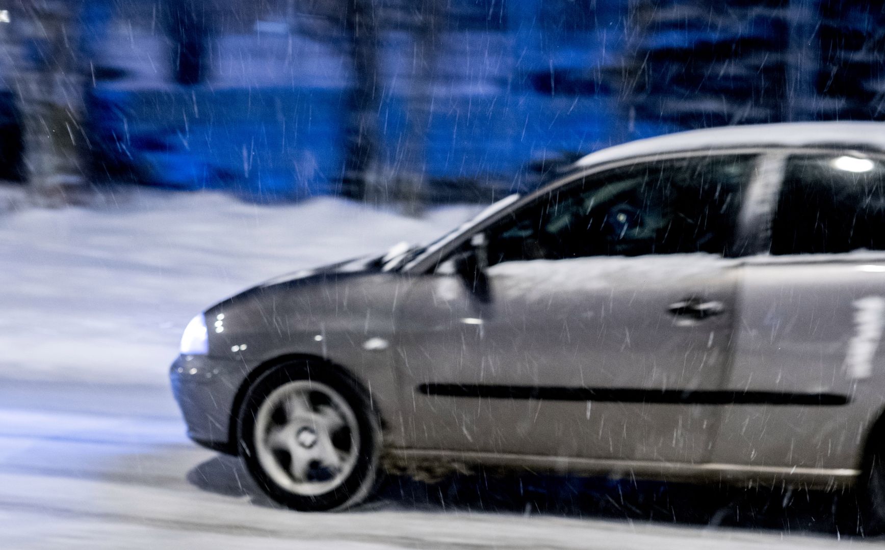 Lód z dachu ciężarówki spadł na jadące auto. Pasażerka jest w szpitalu