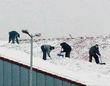 Wyślizgani na odśnieżaniu dachów