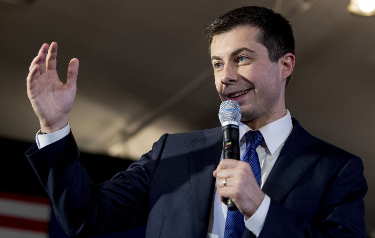 Wybory prezydenckie w USA. Pete Buttigieg z minimalną przewagą zwycięża prawybory w Iowa