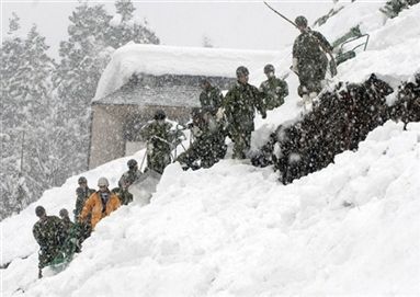 82 ofiary opadów śniegu w Japonii