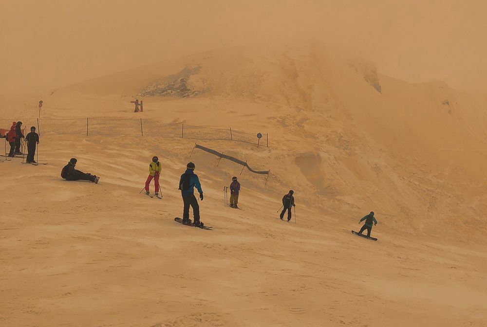 To nie sepia. W Europie naprawdę spadł pomarańczowy śnieg