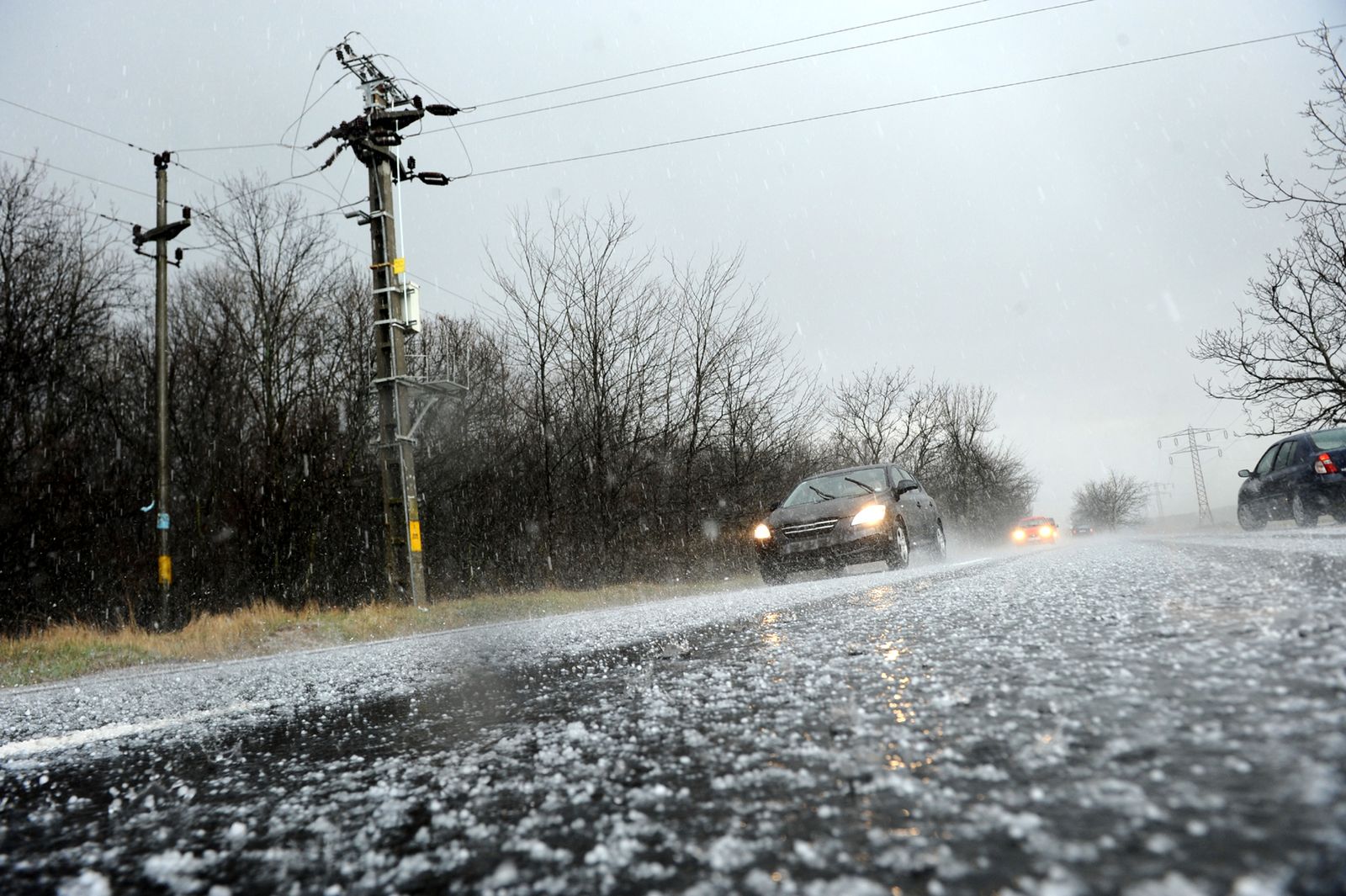 Po czwartkowych opadach śniegu niemal 300 tys osób jest pozbawionych prądu