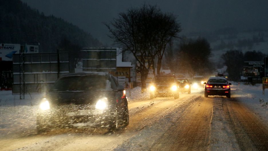 Pogoda. Śnieg z deszczem mogą utrudnić jazdę na południu Polski 