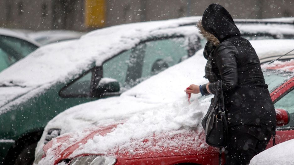 W najbliższych dniach odśnieżanie samochodu rano będzie koniecznością