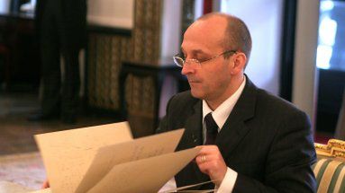 Premier wpisuje się do księgi