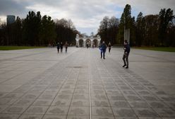 Podzielili plac Piłsudskiego. Kolejna decyzja MSWiA ws."terenu zamkniętego"
