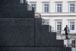 Lech Kaczyński już stoi. Niebawem oficjalne odsłonięcie pomnika