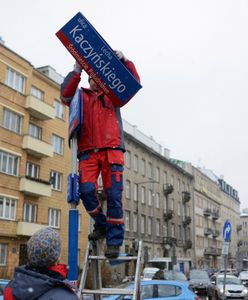Zdjęli tabliczkę Kaczyńskiego, wraca Armia Ludowa. Nieudana dekomunizacja w Warszawie