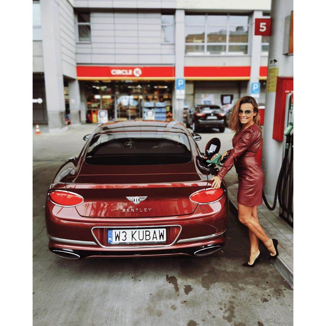 Anna Mucha na stacji benzynowej w aucie Kuby Wojewódzkiego