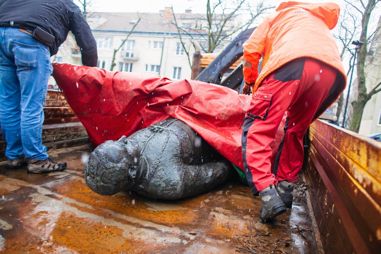 Pomnik ks. Jankowskiego obalony. Na cokole pojawiły się napisy