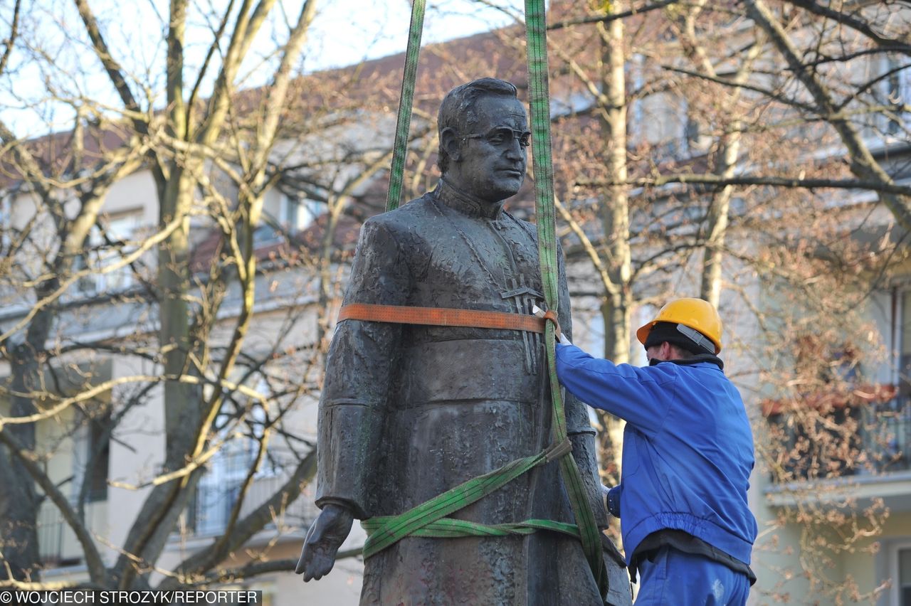 Pomnik ks. Jankowskiego znika. Zdecydowali radni