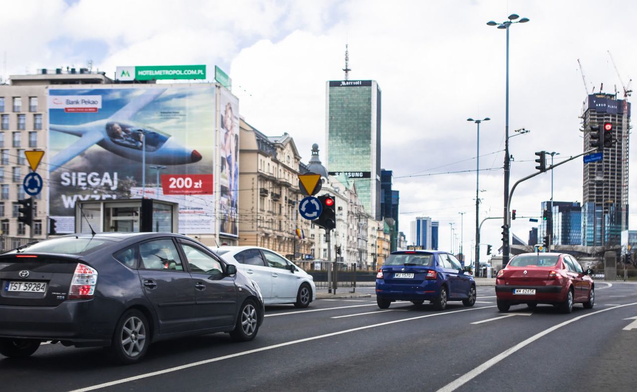 Warszawa. Marszałkowska opustoszała. Nawet o połowę mniej aut w centrum