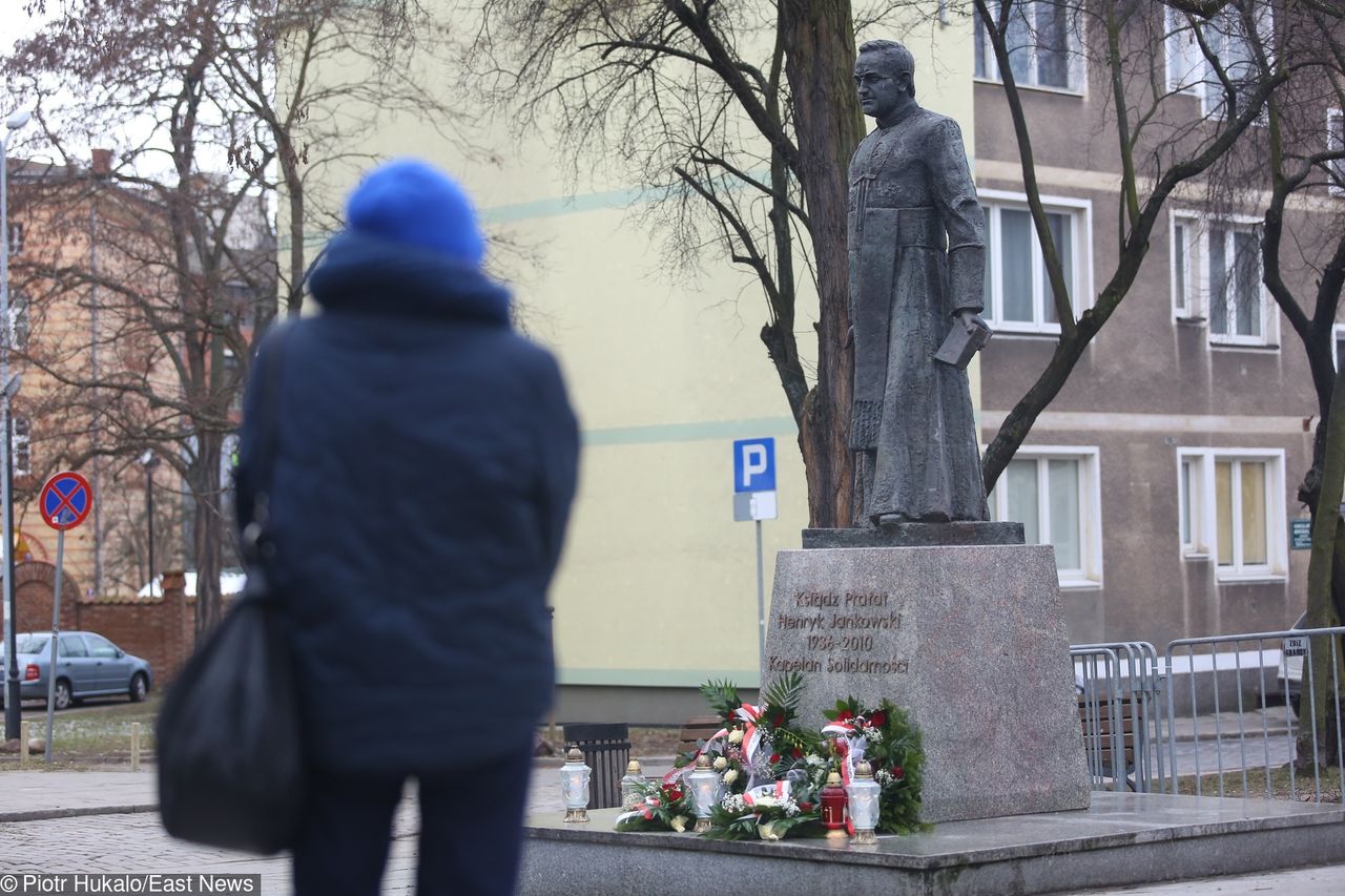 Pomnik ks. Jankowskiego ustawiony na nowo, ale będzie zdjęty. Reakcja władz Gdańska