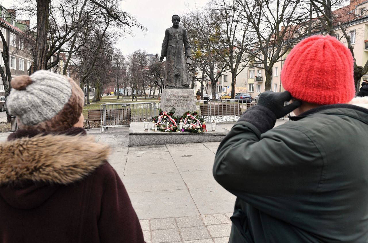 Pomnik ks. Jankowskiego będzie miał całodobową ochronę. Zajmą się tym wolontariusze