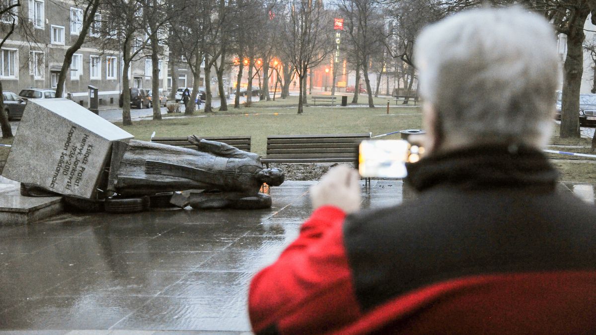 Pomnik księdza został przewrócony przez trzech mężczyzn