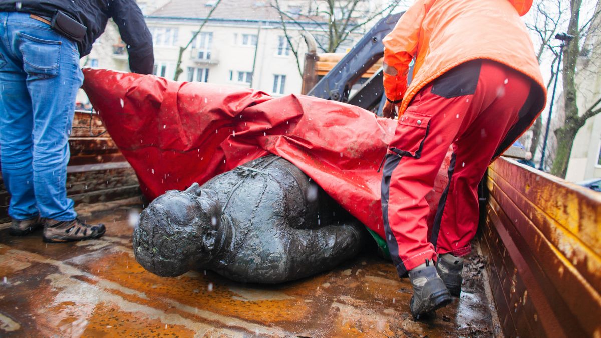 Pomnik księdza został przewrócony przez trzech mężczyzn