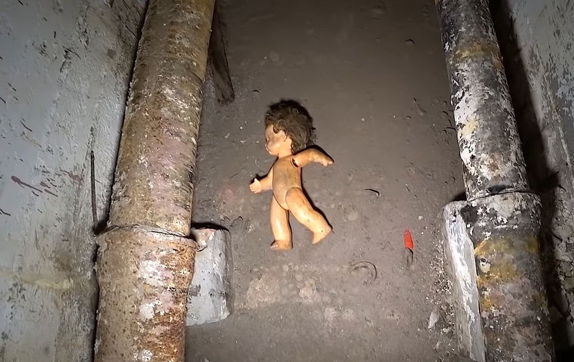 Do zwiedzania podziemnych korytarzy obiektu przy ul. Sobieskiego 100 w Warszawie potrzebne są nerwy ze stali